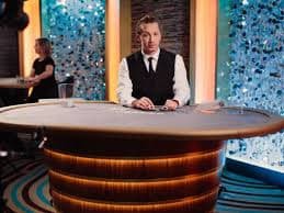 Pretty Gaming live-dealer table interface showing croupier and betting interface on 77rt